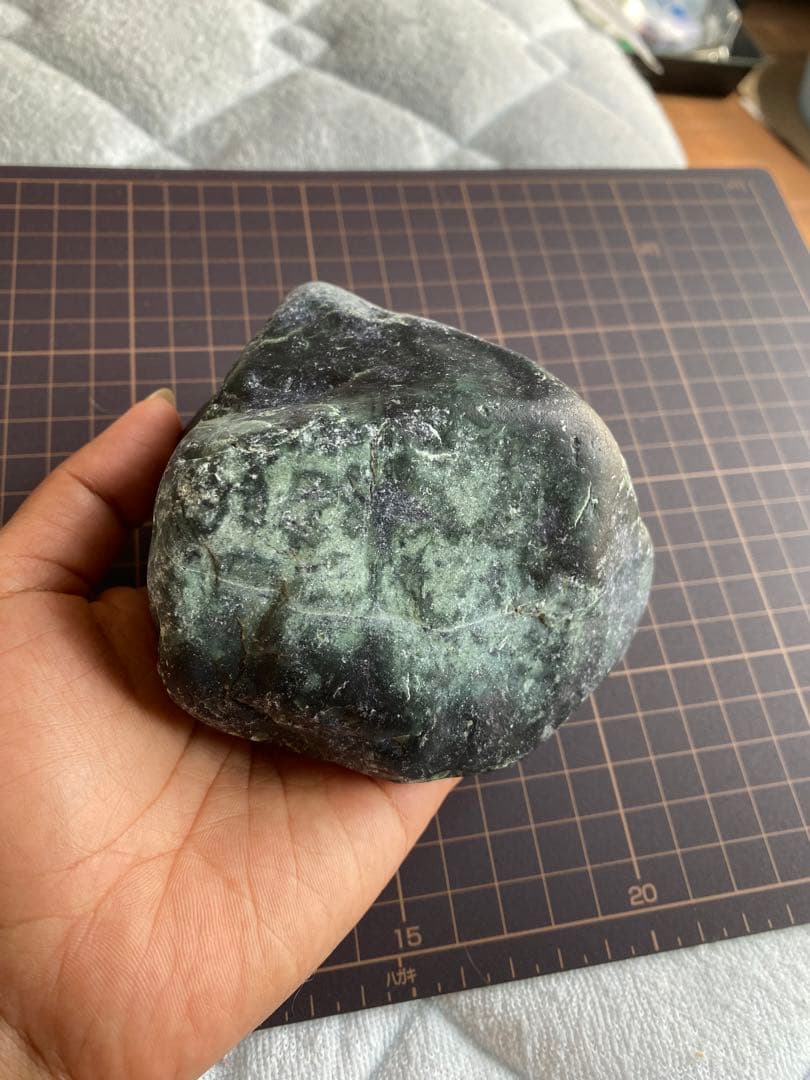 原石　糸魚川　黒翡翠　鑑賞石　770g