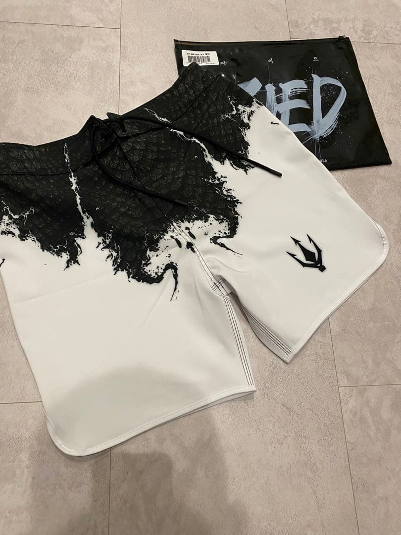 FIED fiedファイドホワイトマグマ　サーフパンツ　30インチ新品未使用新作