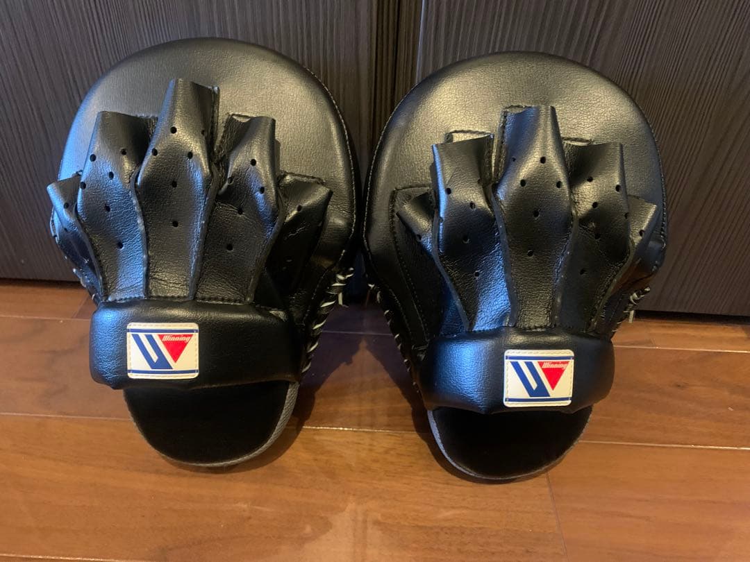 Winning パンチングミット 黒 フィンガーガード付き