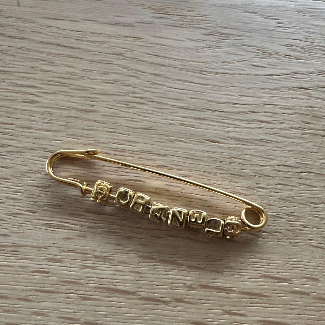 CHANEL ゴールドピンブローチ