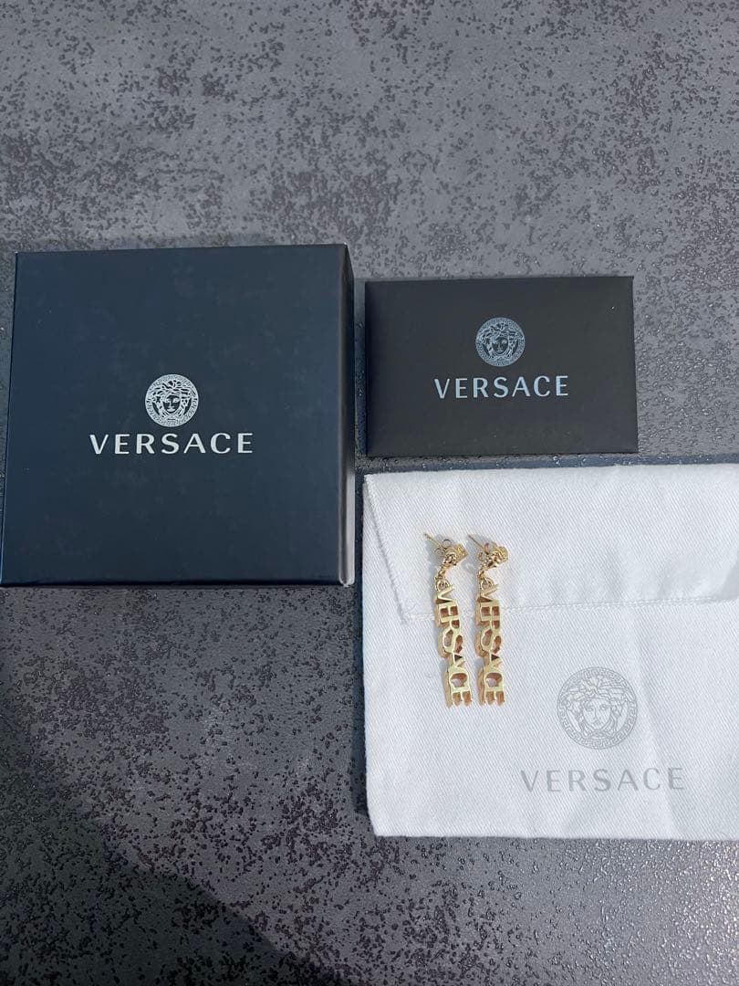 VERSACE ゴールド ロゴピアス