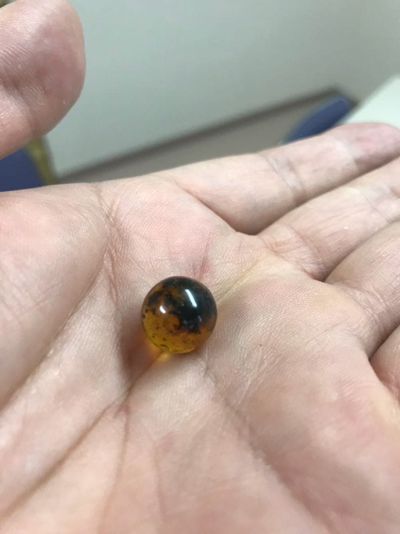 約 1cmの 珍しい ブラジル産 琥珀