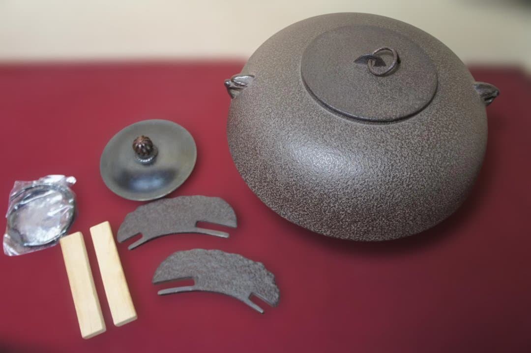 ☆桑色置炉 在銘裏甲釜 裏釜 替え蓋 釜鐶 置炉用600w炭型電熱器 送料込み