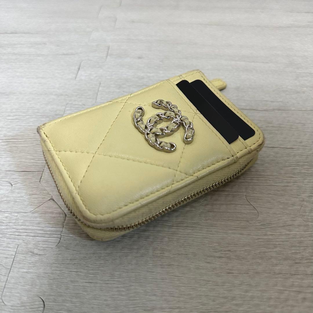 CHANELマトラッセ 19 ココ マーク ジップ  カード ケース 財布