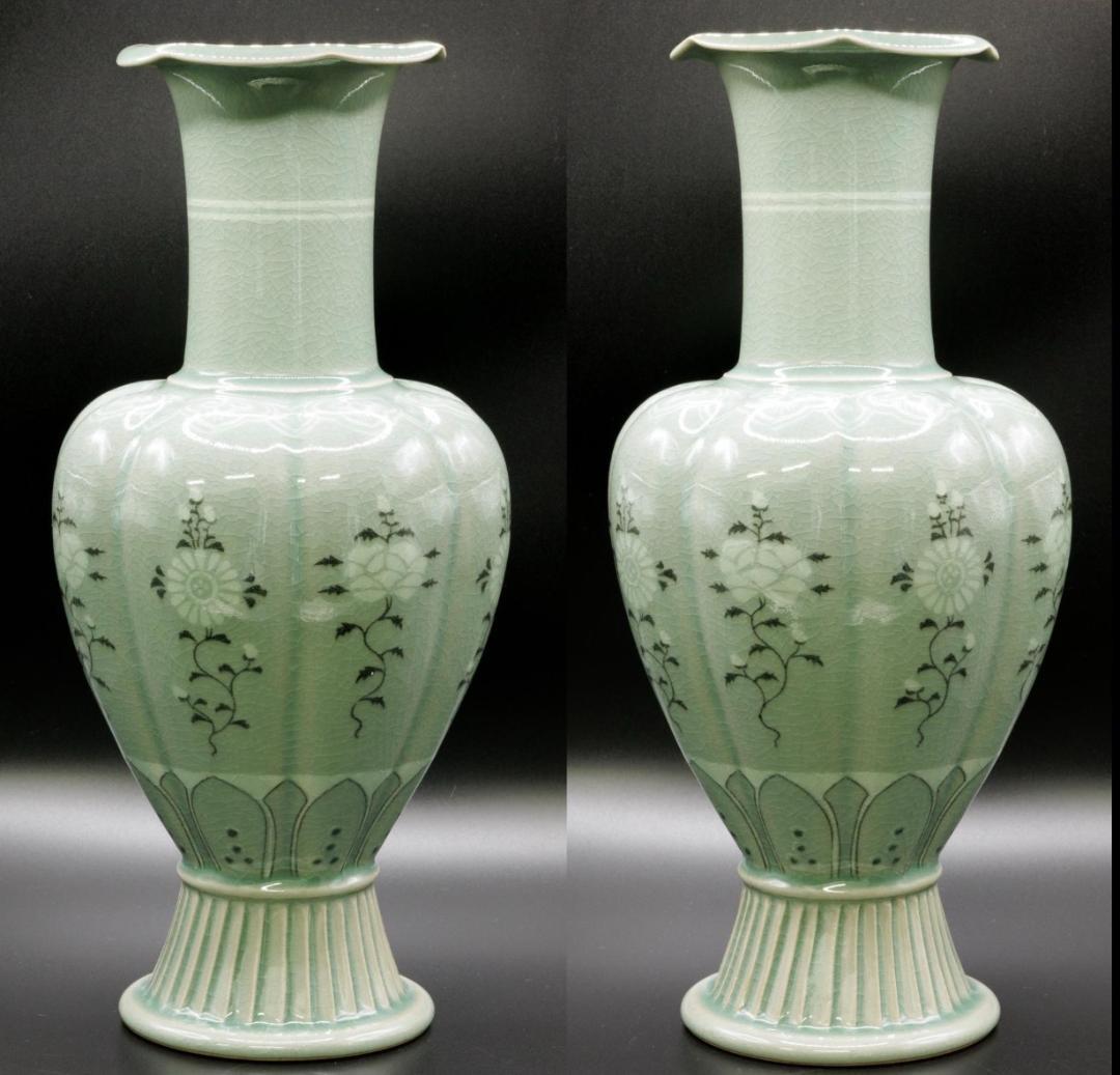 初代柳海剛 高麗青磁 象嵌菊牡丹図花瓶 高台内に描き銘 共箱付