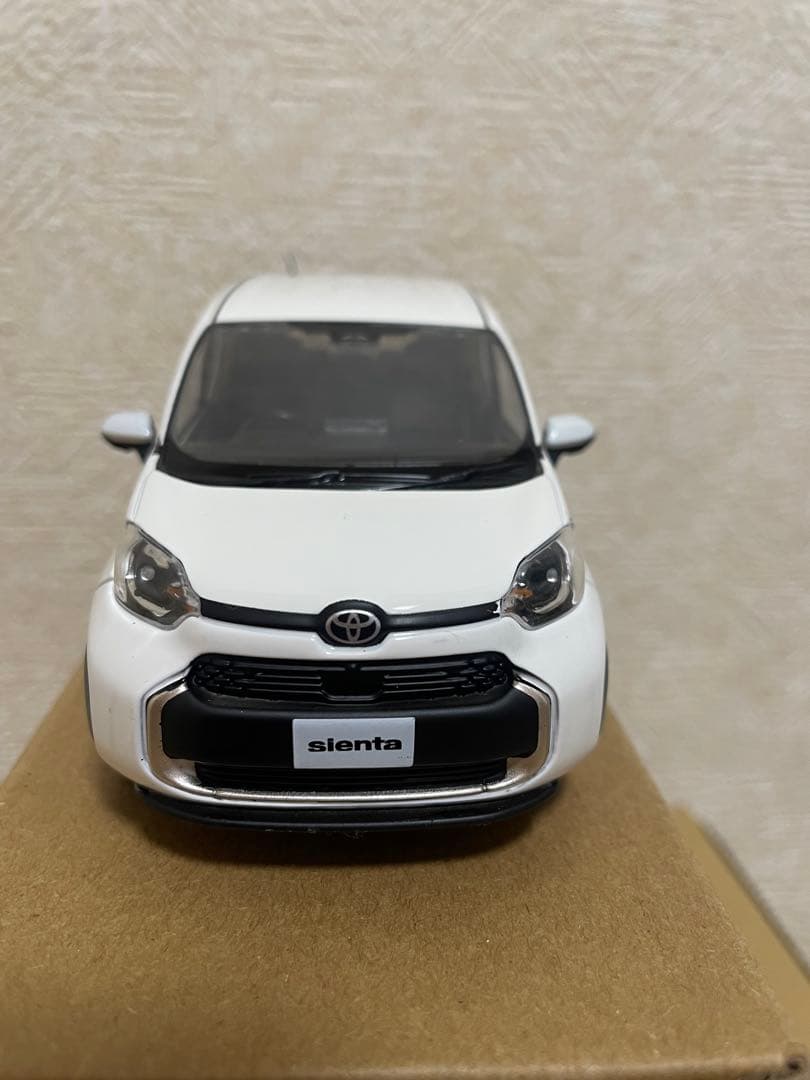 トヨタ シエンタ 1/30スケール ホワイト
