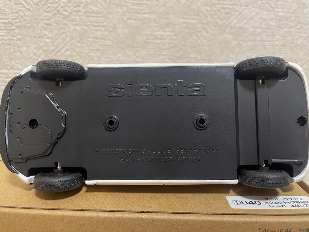 トヨタ シエンタ 1/30スケール ホワイト