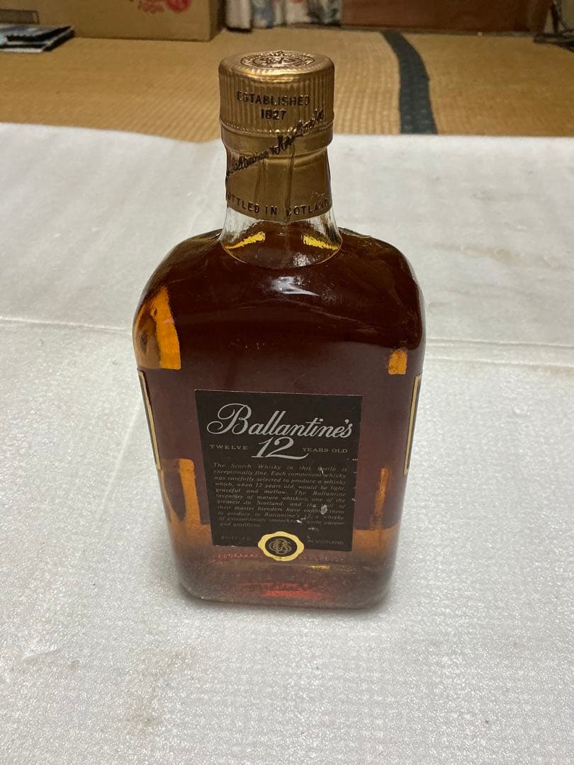 バランタイン12年VERY OLD スコッチウイスキー【ラベル傷あり】。