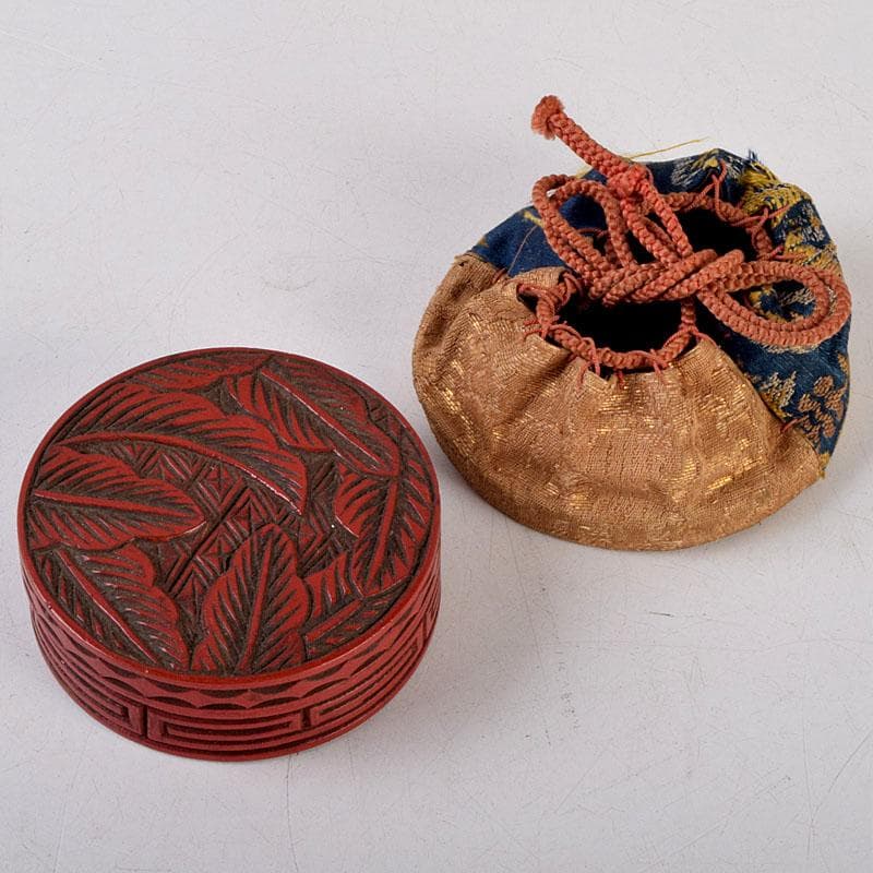 茶道具　漆塗　堆朱香合　仕覆付　C　8668