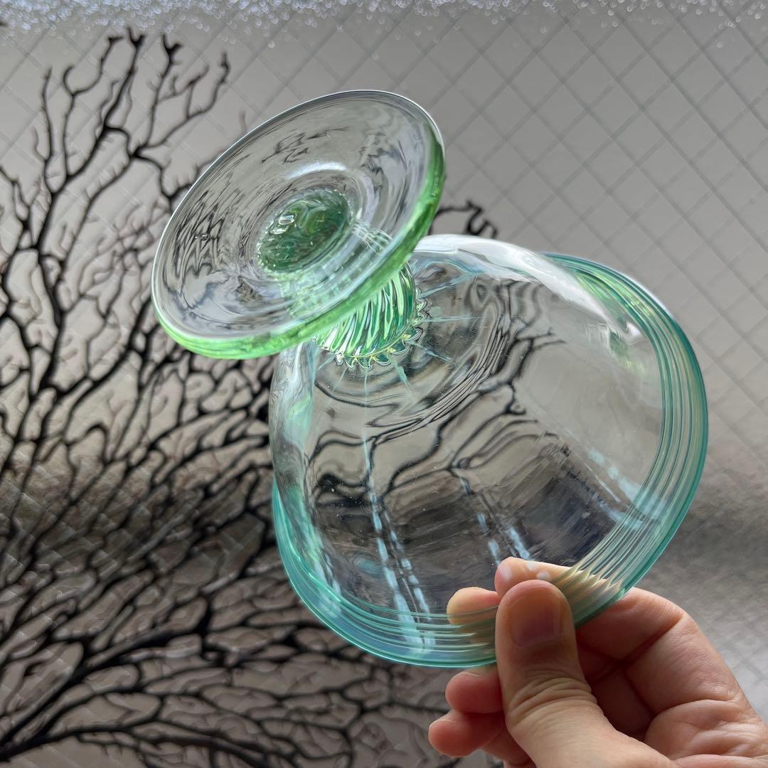 骨董　時代ガラス　希少　若草色　乳白色暈し　千段巻き　反り口　氷コップ　ウラン