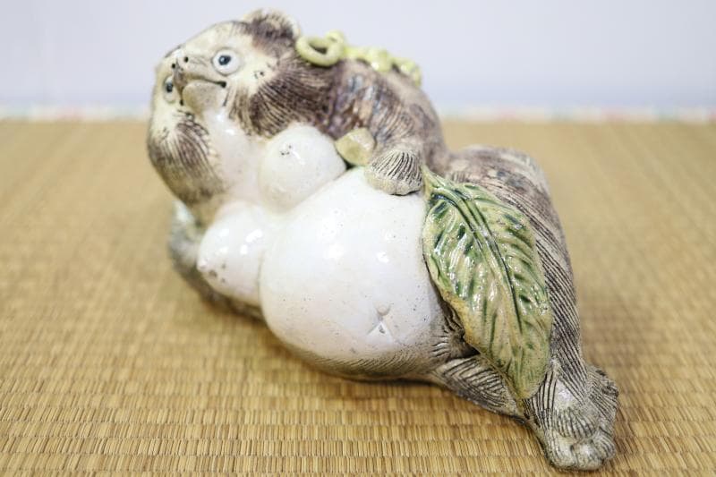 ◆信楽焼　珍しい女の狸さん　長さ32㎝ 　置物