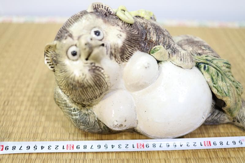 ◆信楽焼　珍しい女の狸さん　長さ32㎝ 　置物