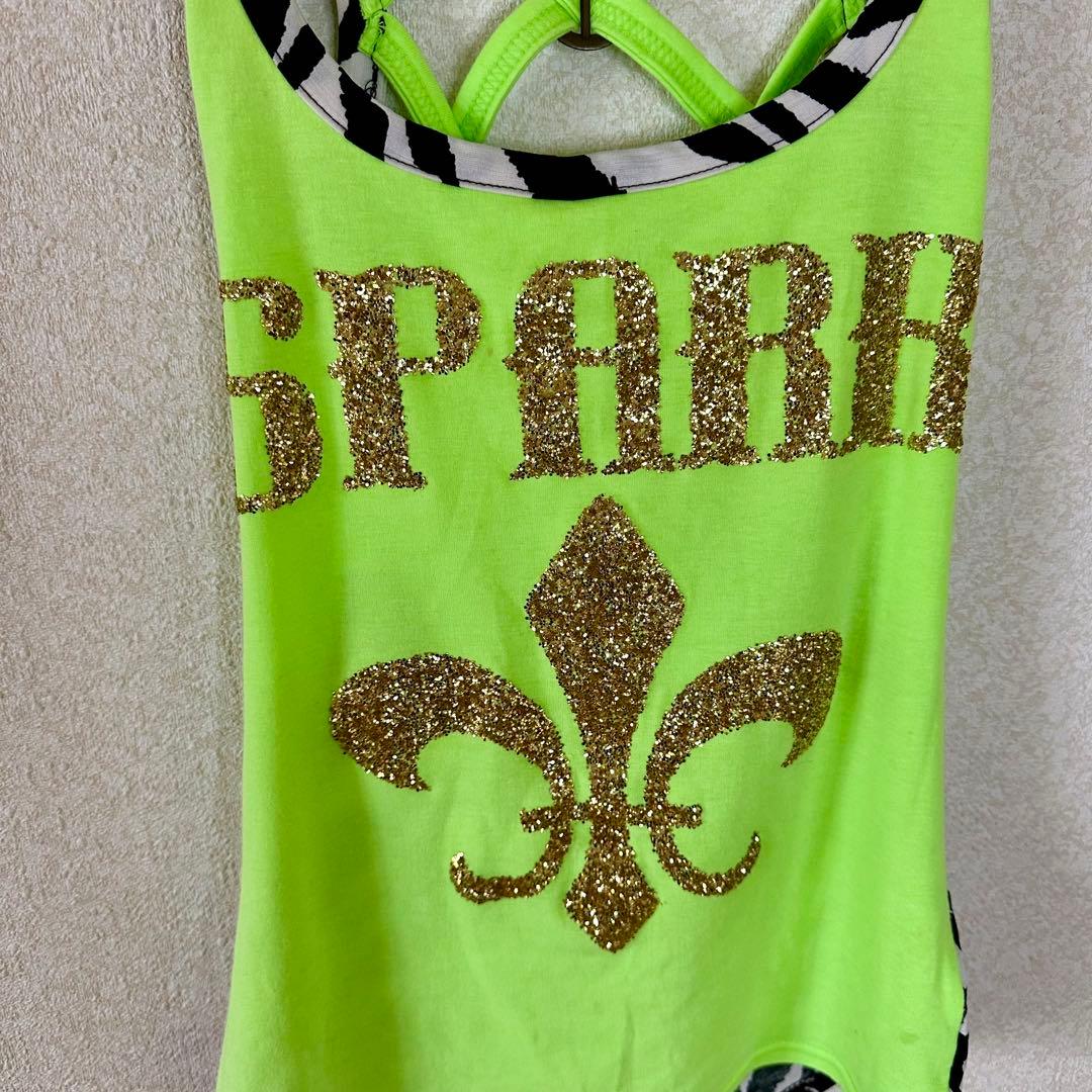 【d.i.a. 】ゼブラ柄背中ガンあきネオングリーンラメロゴタンクトップ