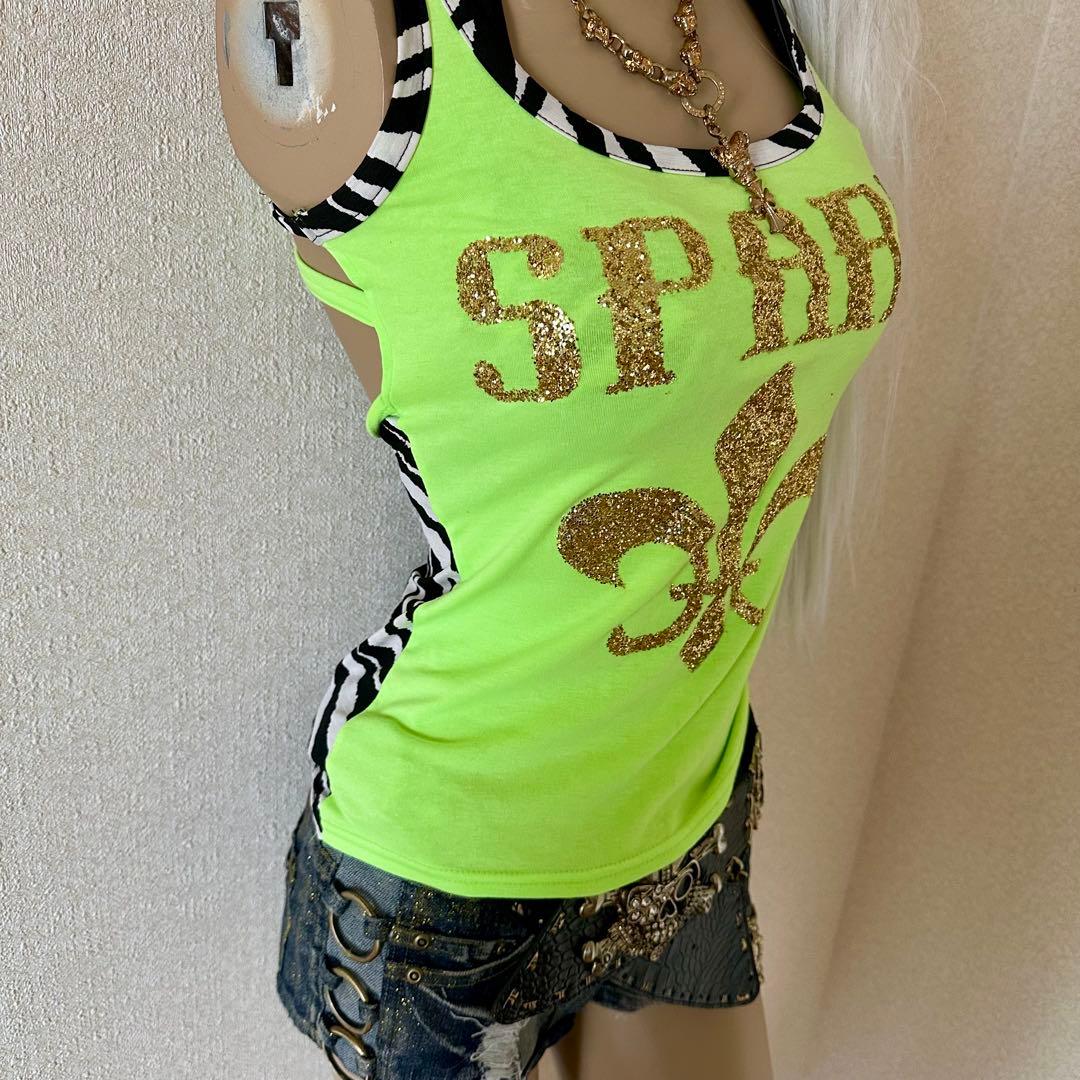 【d.i.a. 】ゼブラ柄背中ガンあきネオングリーンラメロゴタンクトップ
