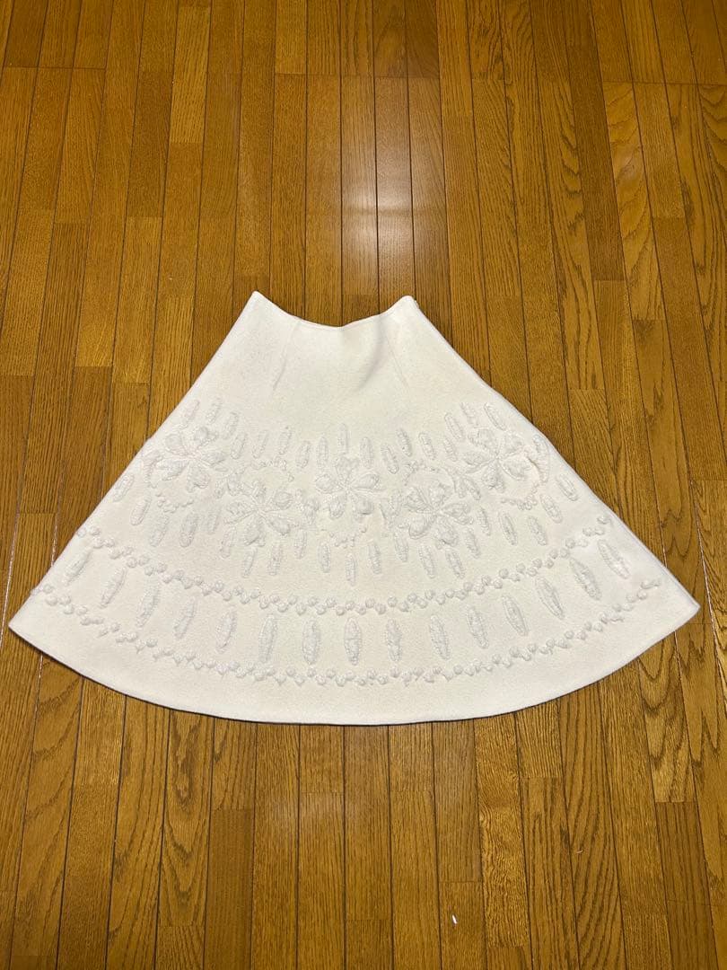 お値下げしましたエルマンノシェルビーノの円型ホワイト フレアスカート 刺繍
