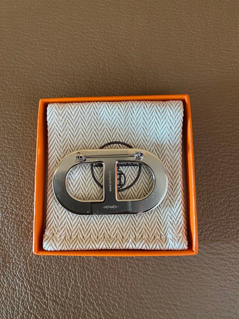 値下げエルメス　HERMES ブローチ　シェーヌダンクル　エタン