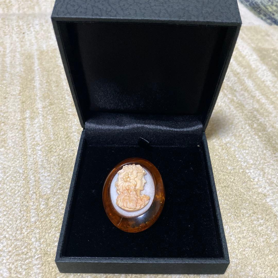 琥珀カメオブローチ