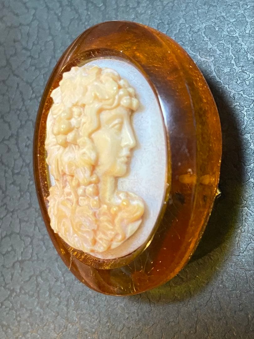 琥珀カメオブローチ