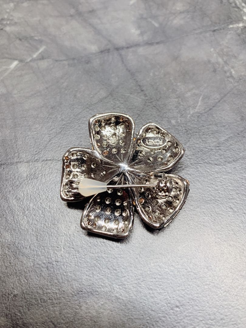 美品★FOXEY定番のロングセラー ブローチ \"FLEUR\"　レッド