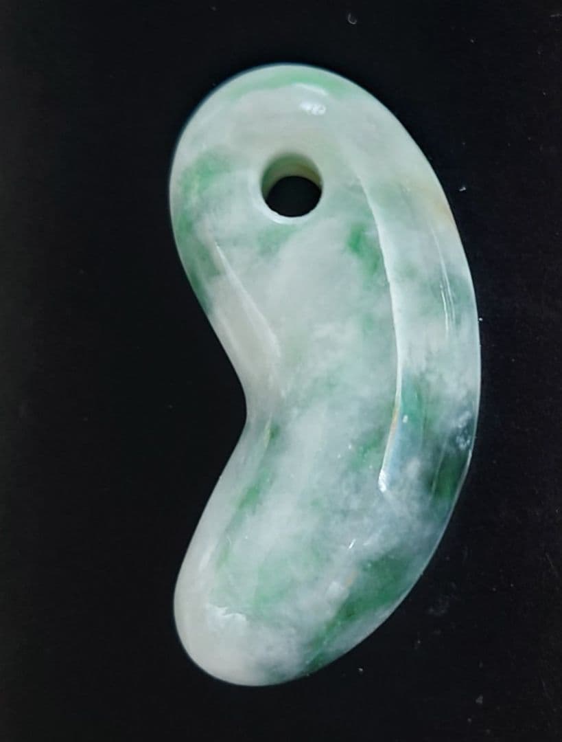 【週末セール】糸魚川翡翠　勾玉