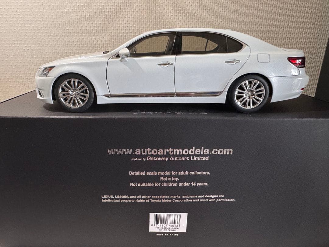 Lexus LS600h 1:18 ホワイト