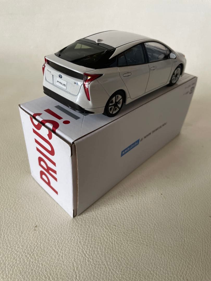 トヨタ プリウス 色見本 50系前 ② 070 ホワイトパールクリスタルシャイン