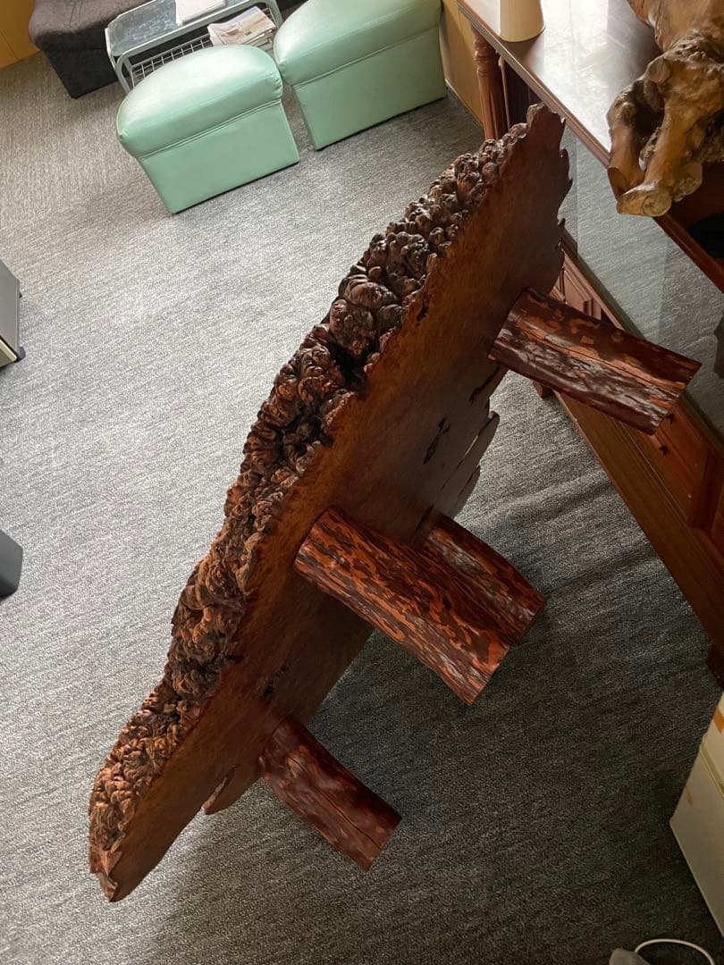 自然形状の木製テーブル