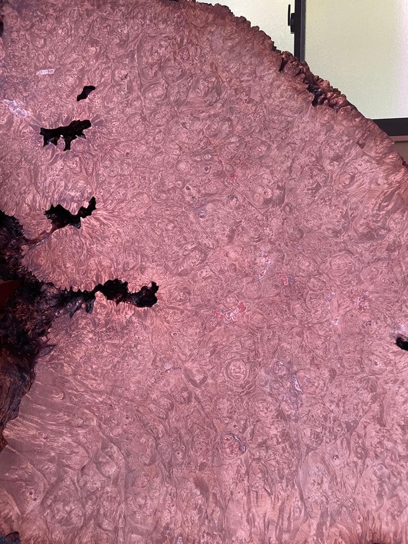 自然形状の木製テーブル