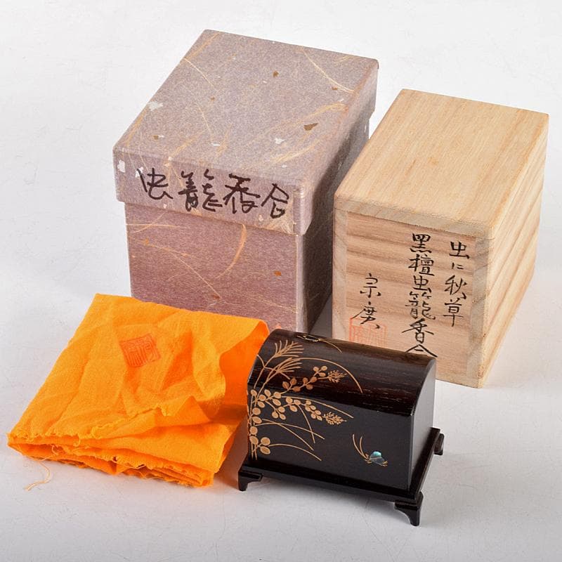 茶道具　道場宗廣作　虫に秋草　黒檀虫篭蒔絵　香合　共箱　M　R5049