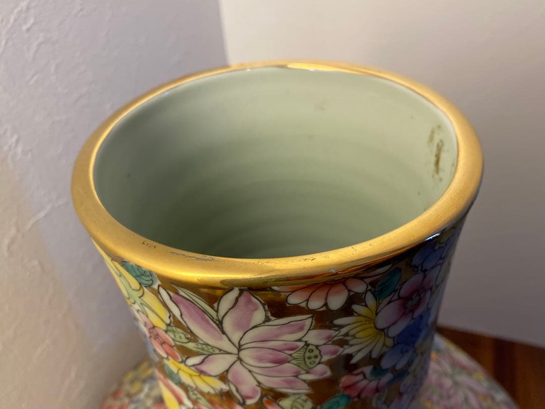 大清乾隆年製款 粉彩金地萬花紋天球瓶　金彩　五彩　色絵磁器