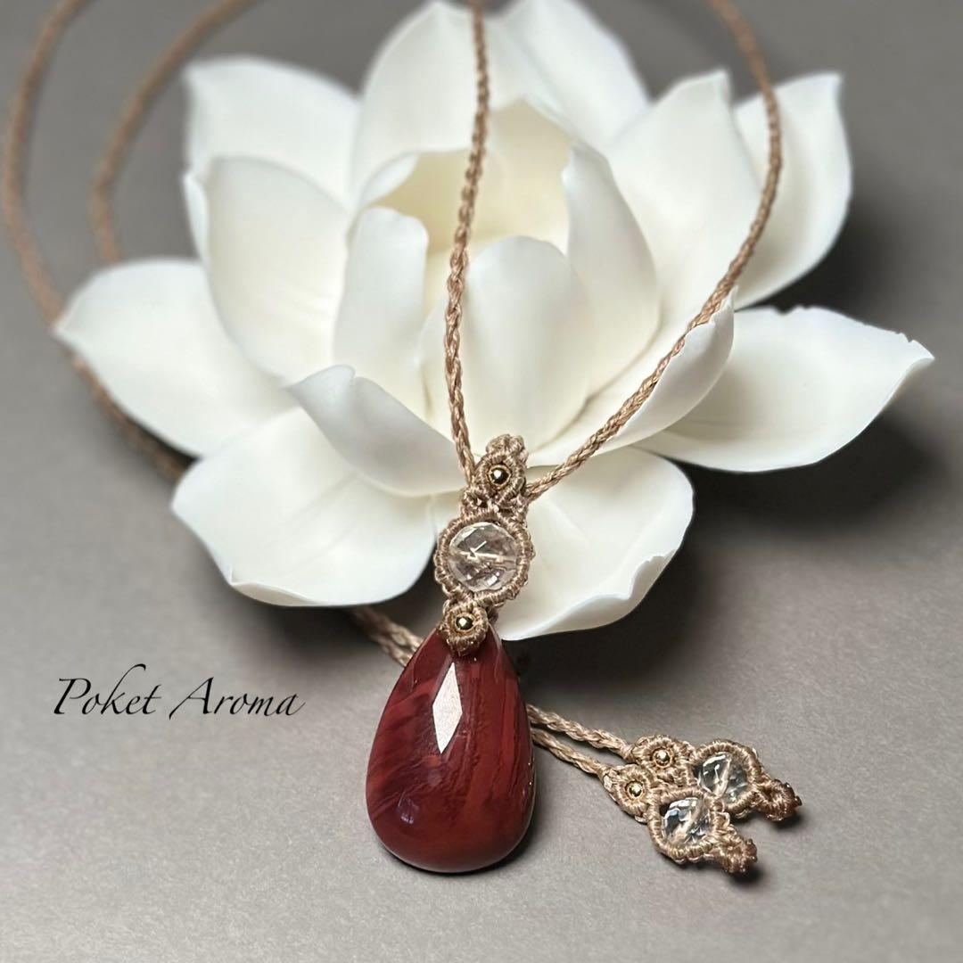 『紅景』アンデシンドロップと水晶のマクラメペンダントネックレス