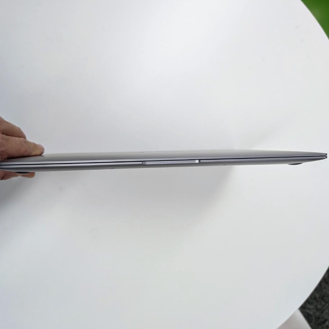 ジャンク品MacBook Air (M1, 2020) A2337 - 画面破損