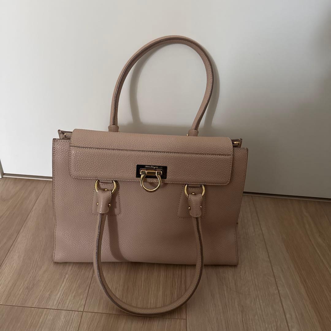 30万くらいするハンドバック。 ほほ未使用です。