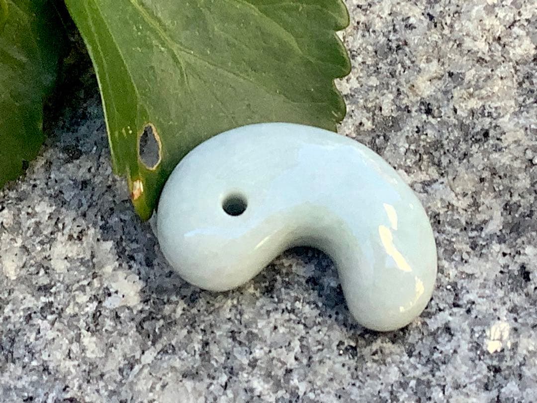 ✳赤褐色入り糸魚川翡翠アイスジェイド*高額勾玉　鑑定鑑別書付本物をお持ちください