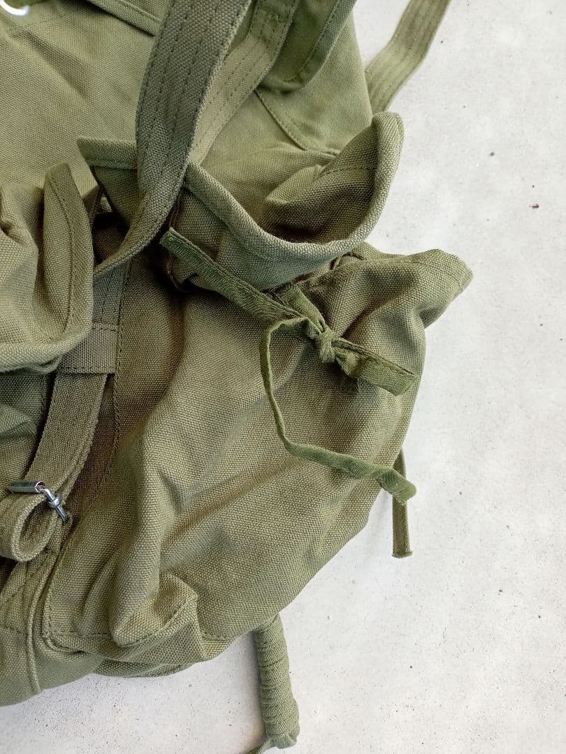 北ベトナム軍　ベトコン　リュック　レプリカ　ベトナム製　カーキ色　新品