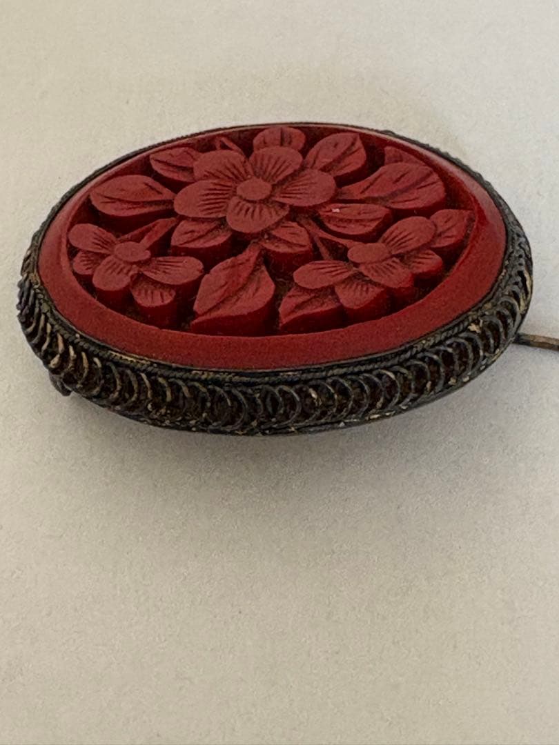 堆朱　漆　花彫刻　ブローチ，ビンテージ　中国アンティーク