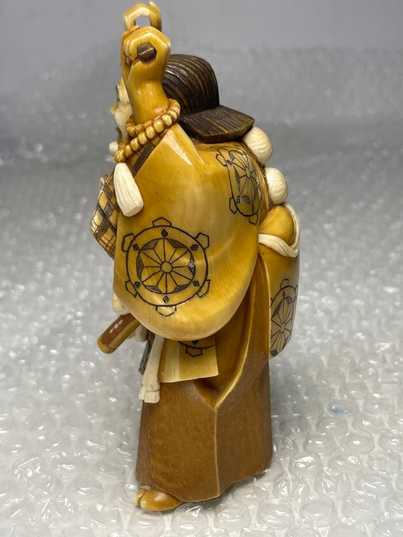 【木箱付】根付風 彫刻人形 武者像 361g 《青帆銘》