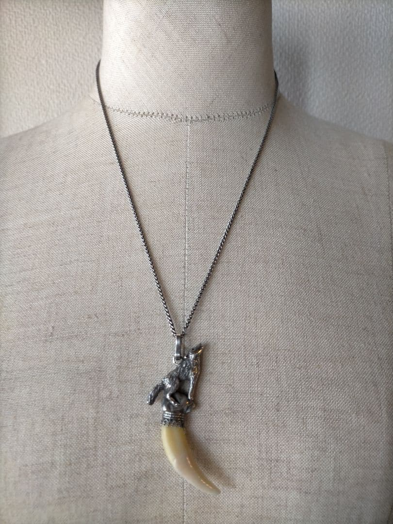 狼と牙のネックレス