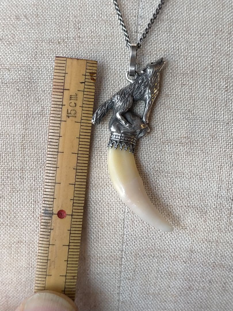 狼と牙のネックレス