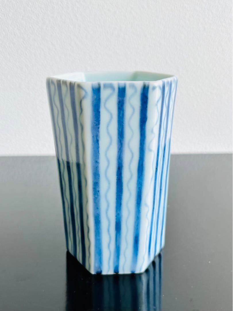 宮岡麻衣子　花月窯　よろけ縞文六角置き掛け花入　花器　陶芸　染付