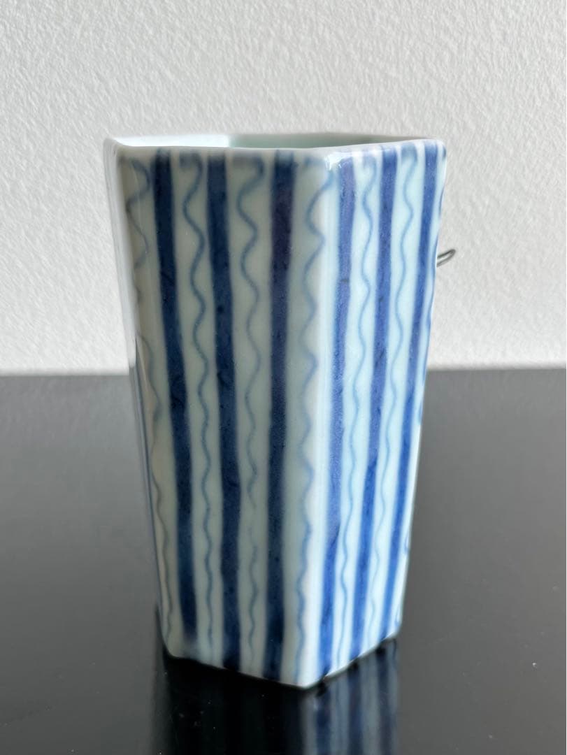 宮岡麻衣子　花月窯　よろけ縞文六角置き掛け花入　花器　陶芸　染付