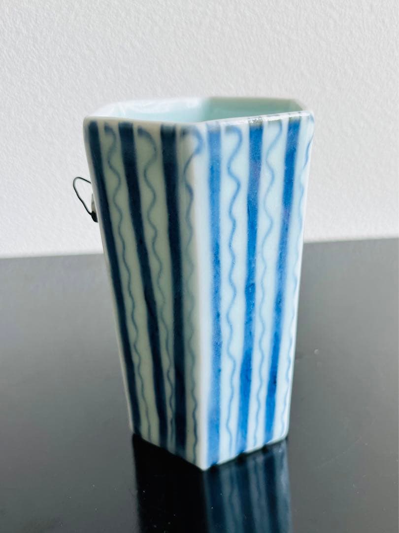 宮岡麻衣子　花月窯　よろけ縞文六角置き掛け花入　花器　陶芸　染付