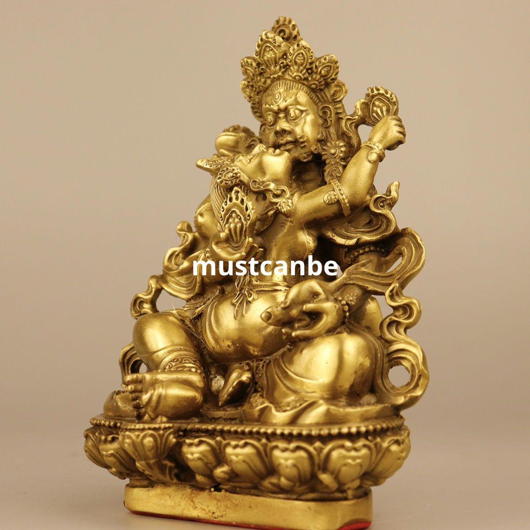 精緻な金属製仏像、金色の装飾、仏教文化の象徴。