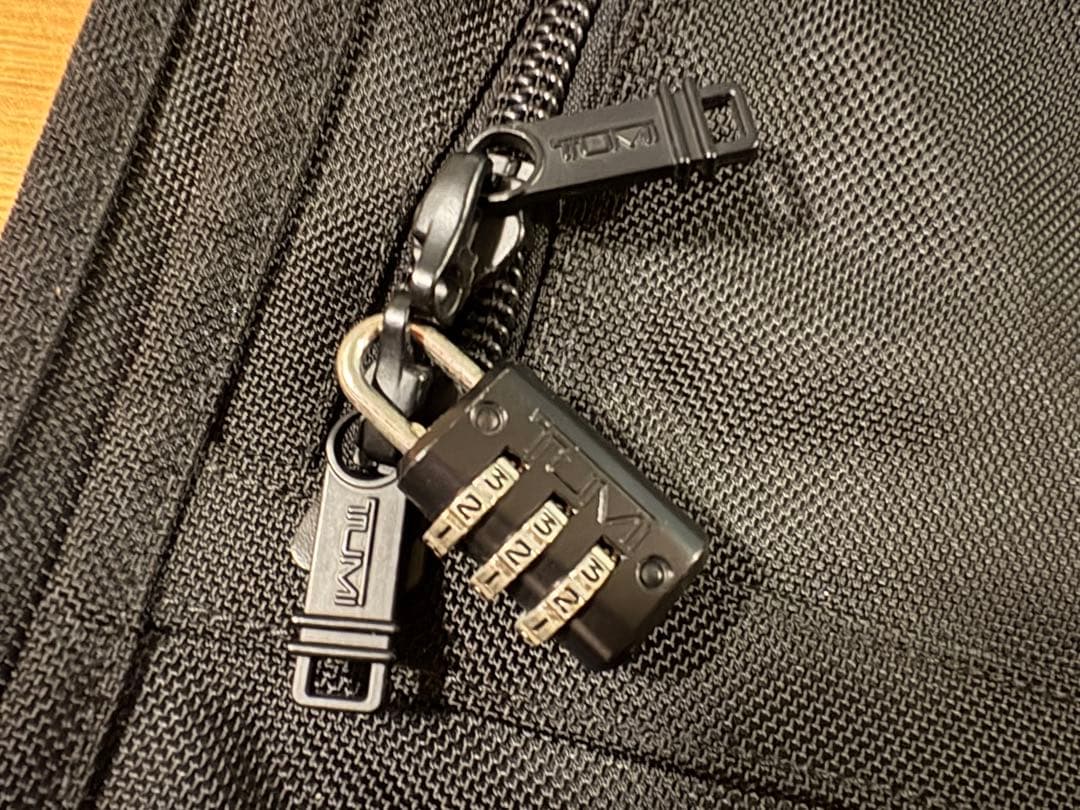 TUMI ガーメントケース スーツ収納 2WAY ハンガー・南京錠付き