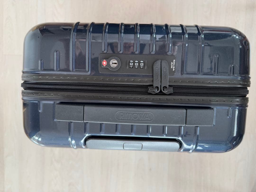 人気モデル　リモワ サルサエアー 33〜34L 4輪 機内持ち込み可能　正規品