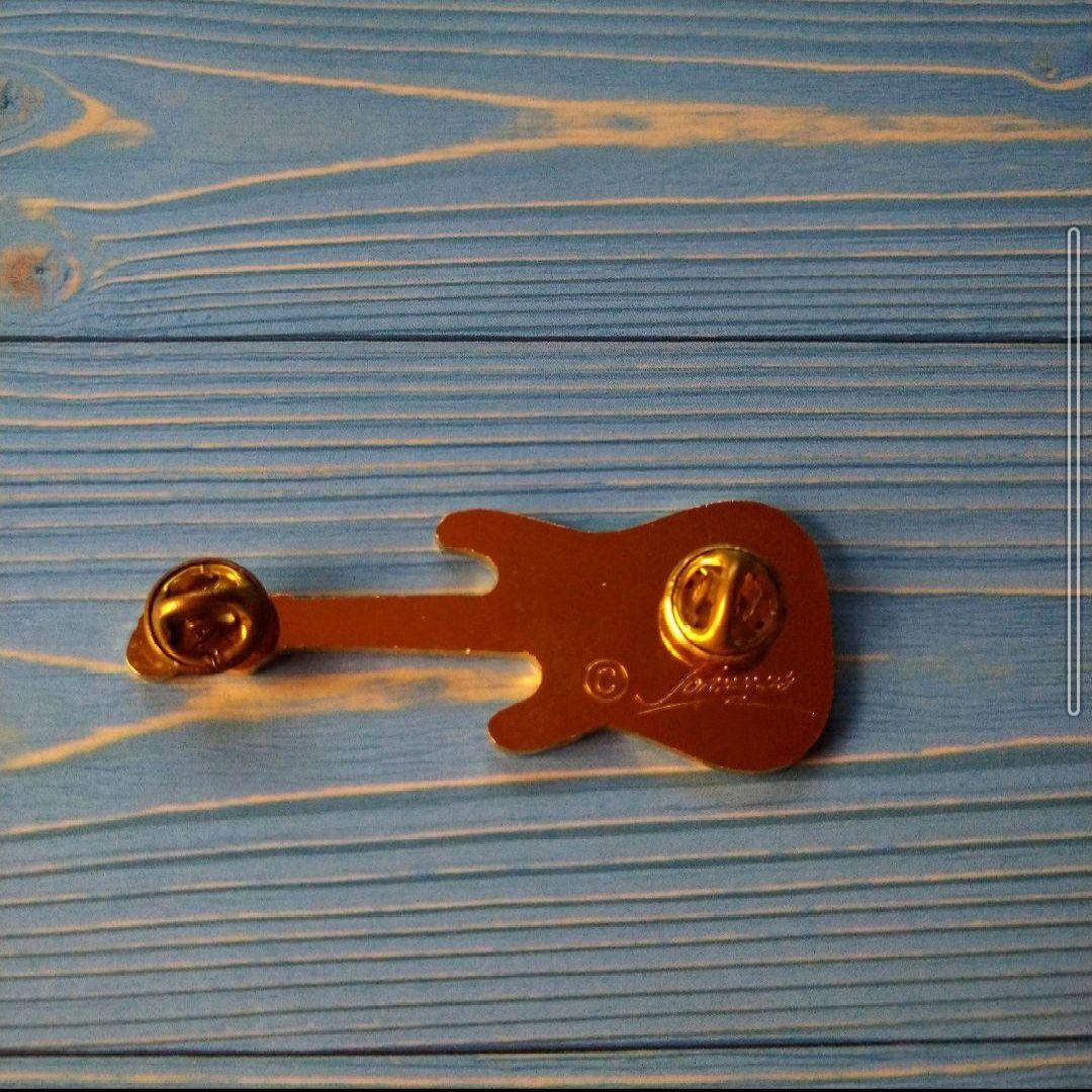 男闘呼組　ギター型ピンバッジ