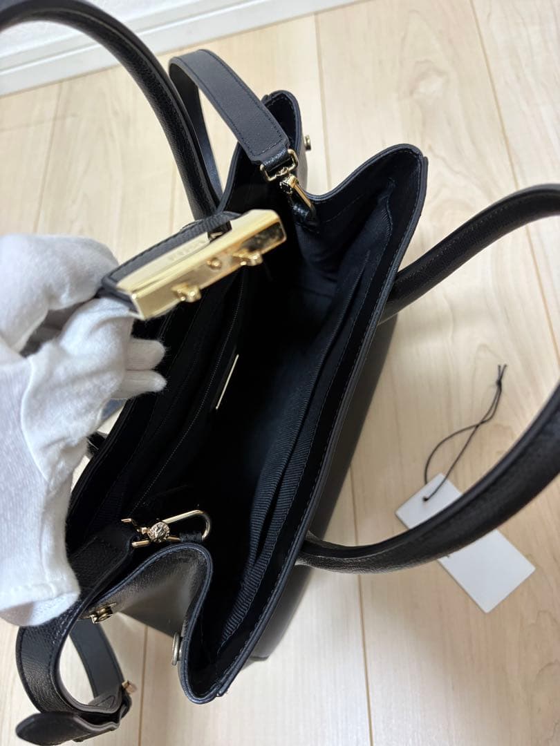 美品★FURLA レザーショルダーバッグ ブラック 黒 ワンタッチかんたん開閉