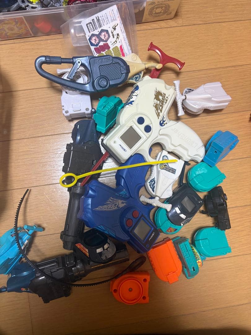 ベイブレードとおもちゃの武器セット