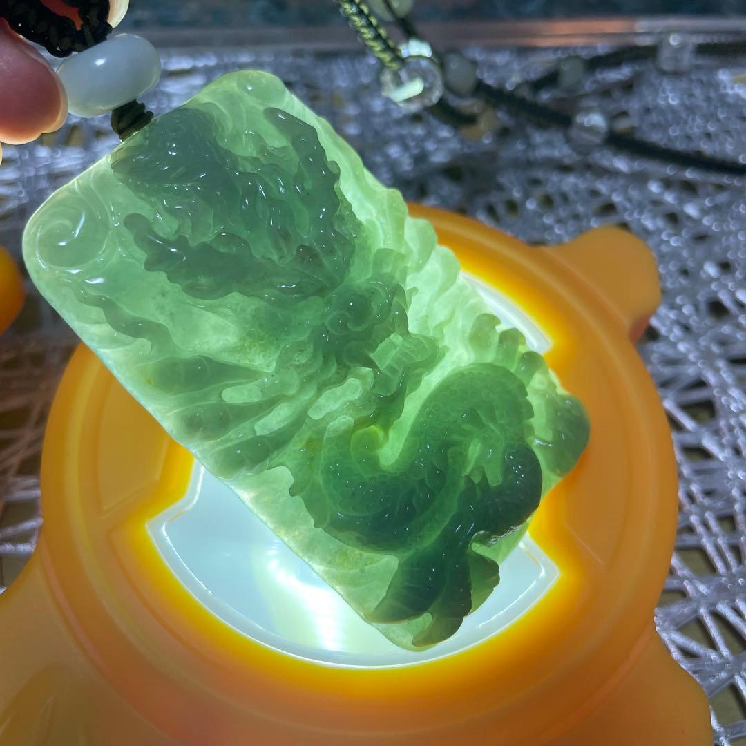 本翡翠　龍彫り(国内鑑定書付き)