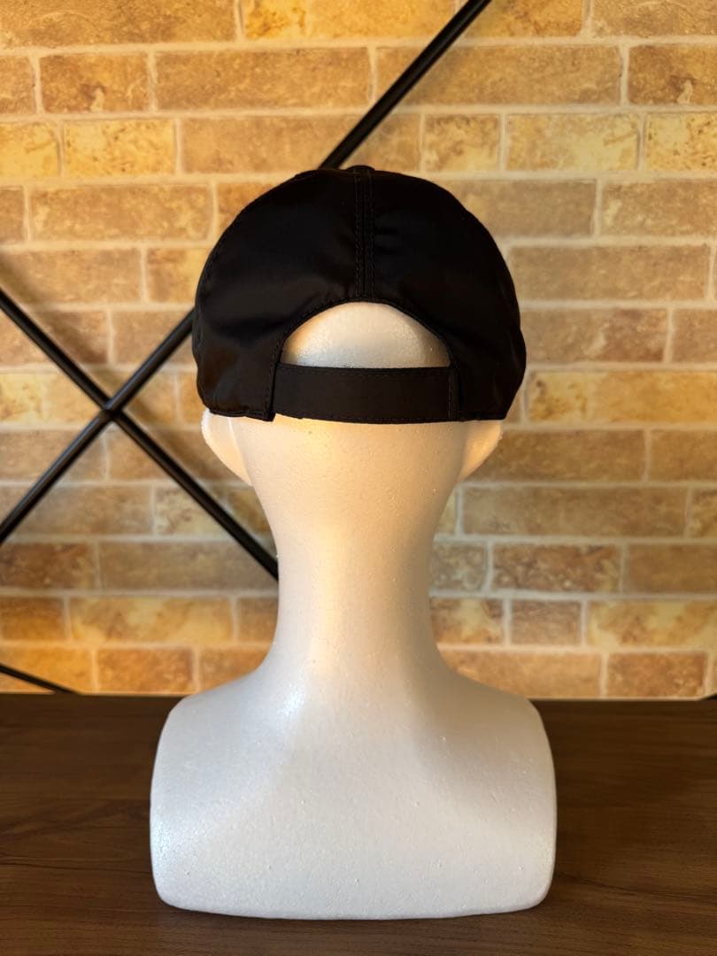 PRADA ブラック ベースボールキャップ